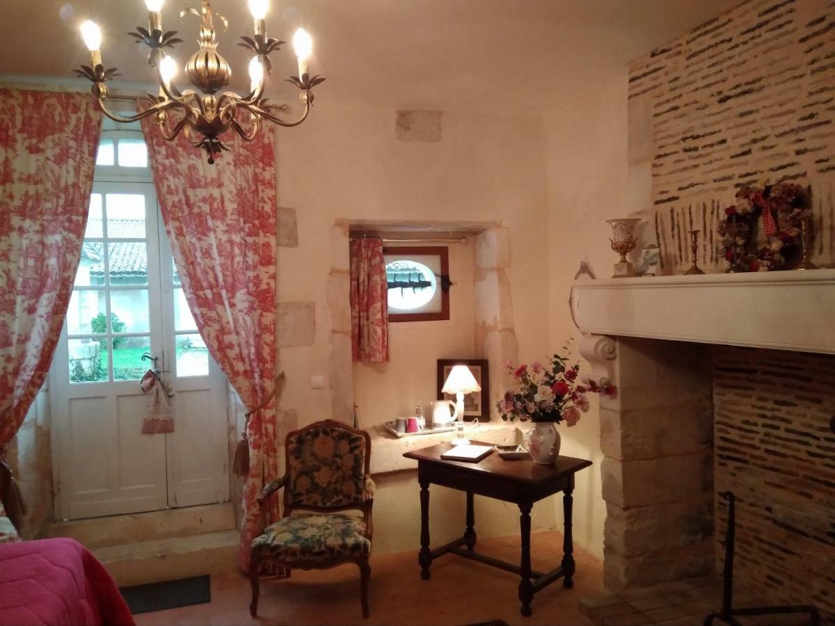 Chateau La Gentilhommiere Du Puits Notre-Dame 30 Rue De L'Eglise 24110 Saint Leon Sur L'Isle 외부 사진
